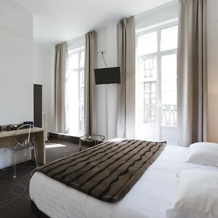 Le Saint Louis מלון 3*